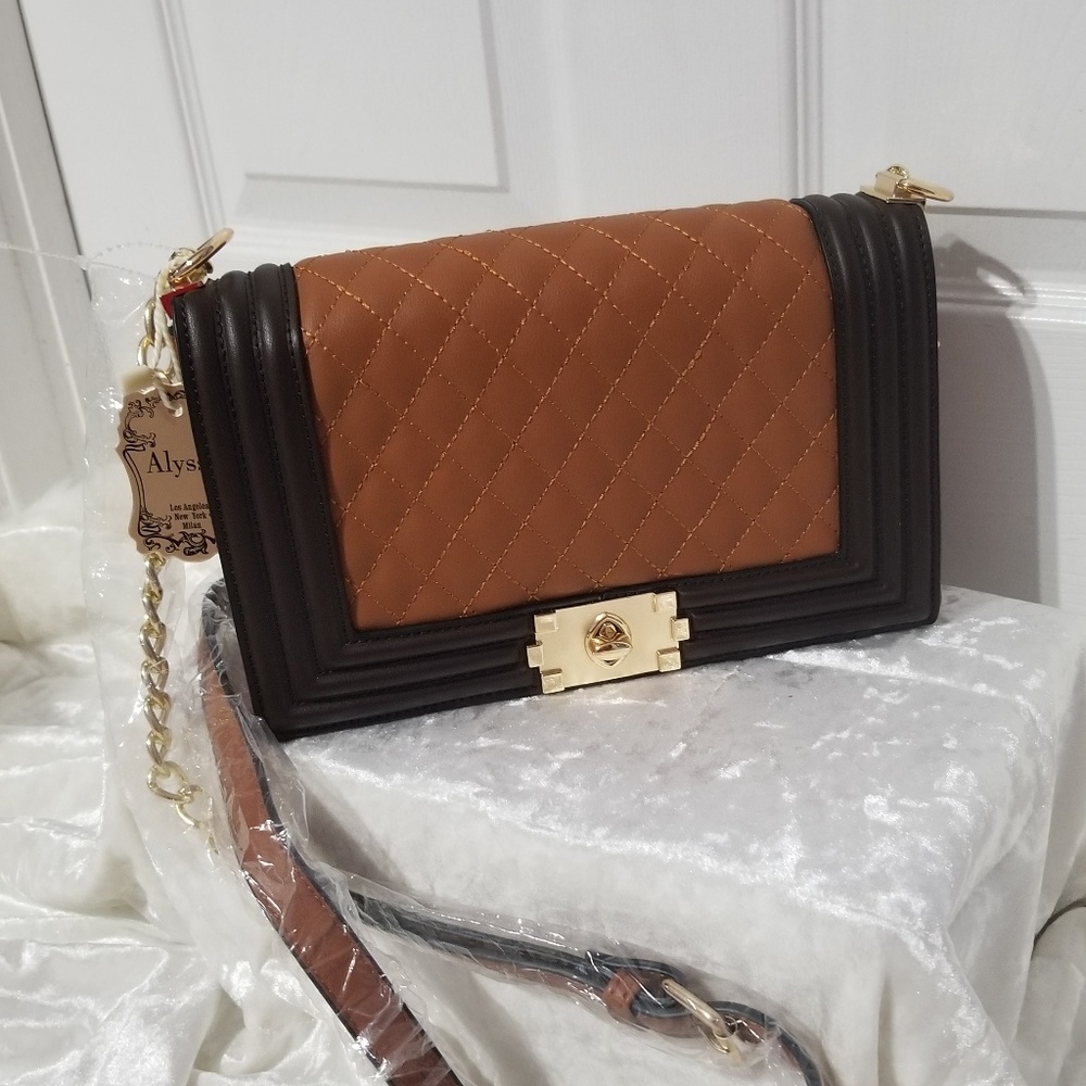 NWT Alyssa Tan 2 Tone Textured Vegan Leather Turnlock Closure Crossbody Purse